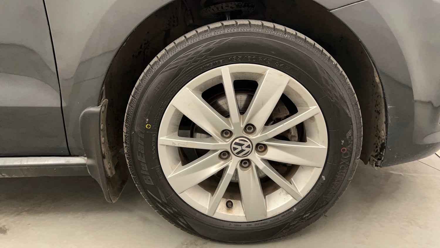 Used 2016 Volkswagen Polo Highline1.2L (P) Petrol Manual tyres RIGHT FRONT TYRE RIM VIEW