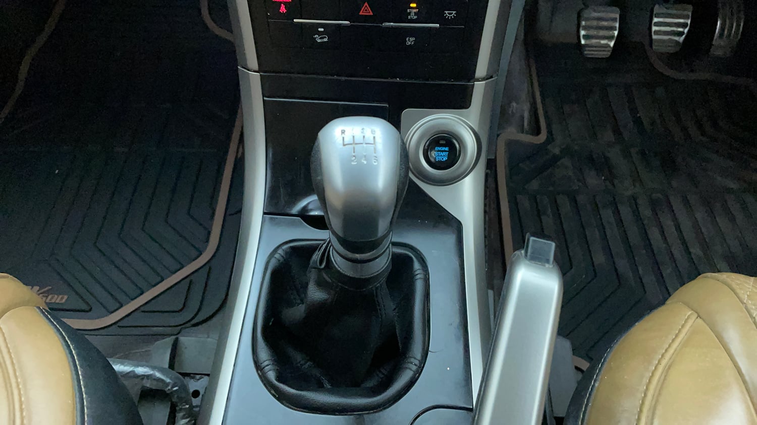 Used 2018 Mahindra XUV500 W11 Diesel Manual interior GEAR  KNOB VIEW