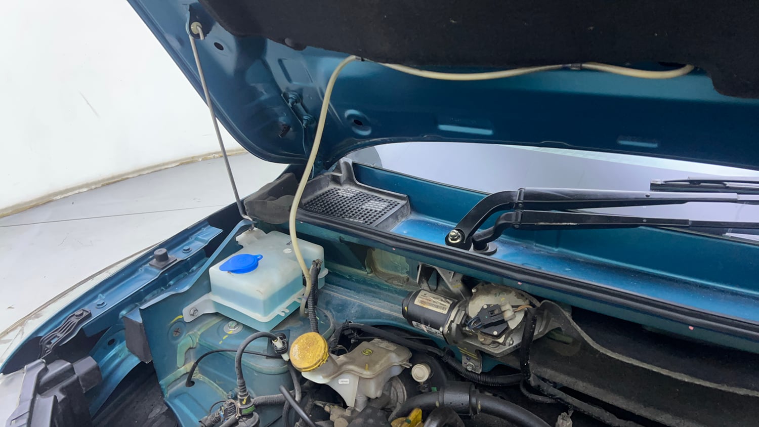 Used 2020 Renault Kwid RXL 1.0 AMT Petrol Automatic engine ENGINE RIGHT SIDE HINGE & APRON VIEW