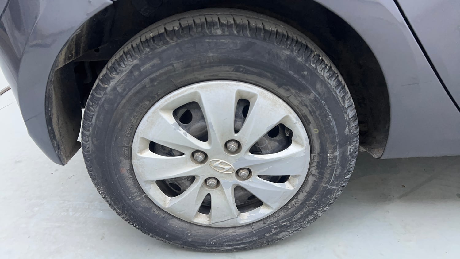 Used 2013 Hyundai i10 Magna 1.2 Kappa2 Petrol Manual tyres RIGHT REAR TYRE RIM VIEW