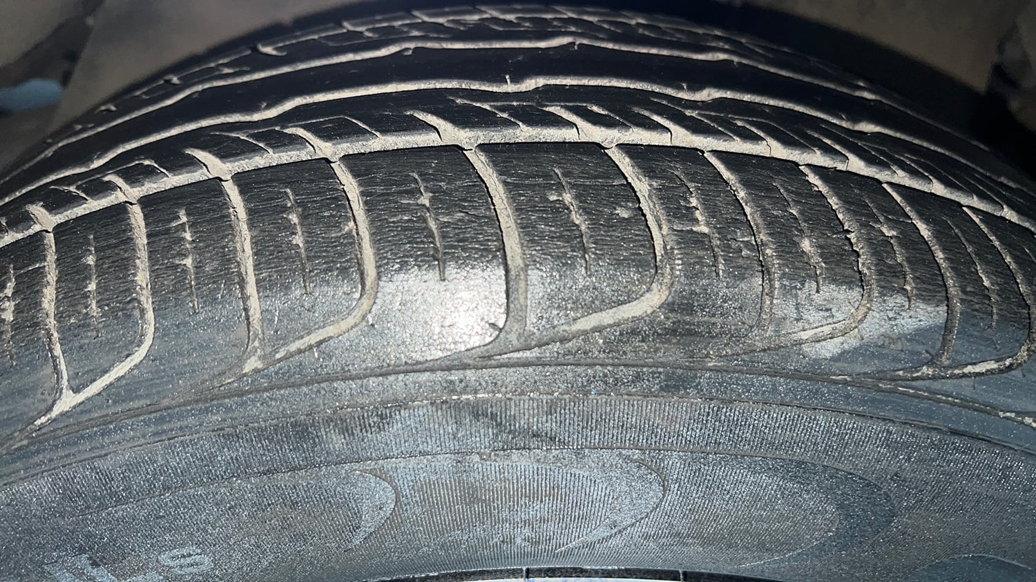 Used 2022 Toyota Innova Crysta VX 2.7 7 STR Petrol Manual tyres RIGHT FRONT TYRE TREAD VIEW