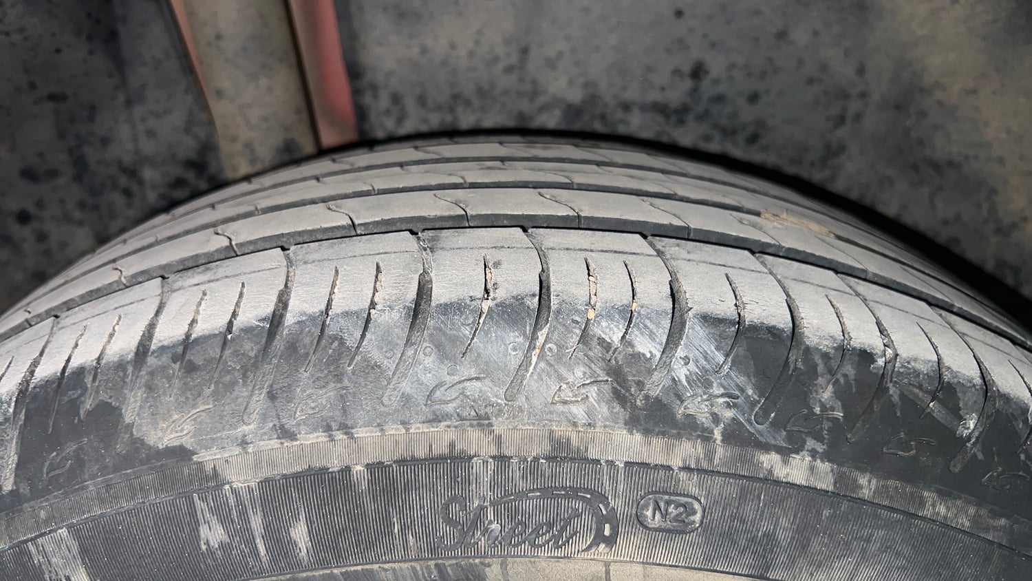 Used 2023 Maruti Suzuki Brezza Zxi Dual Tone Petrol Manual tyres RIGHT REAR TYRE TREAD VIEW