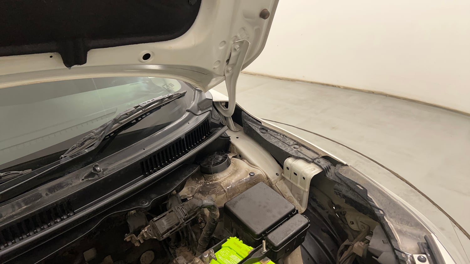 Used 2022 Maruti Suzuki Baleno Alpha AGS Petrol Automatic engine ENGINE LEFT SIDE HINGE & APRON VIEW