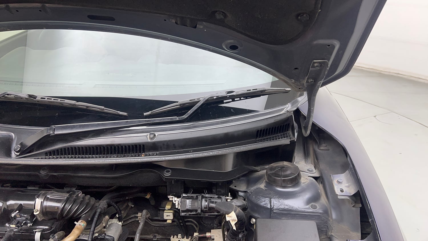 Used 2023 Maruti Suzuki Swift VXi Petrol Manual engine ENGINE LEFT SIDE HINGE & APRON VIEW