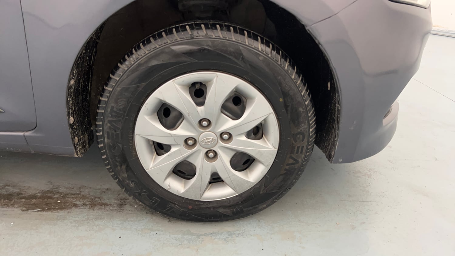 Used 2017 Hyundai Elite i20 Sportz 1.2 Petrol Manual tyres RIGHT FRONT TYRE RIM VIEW