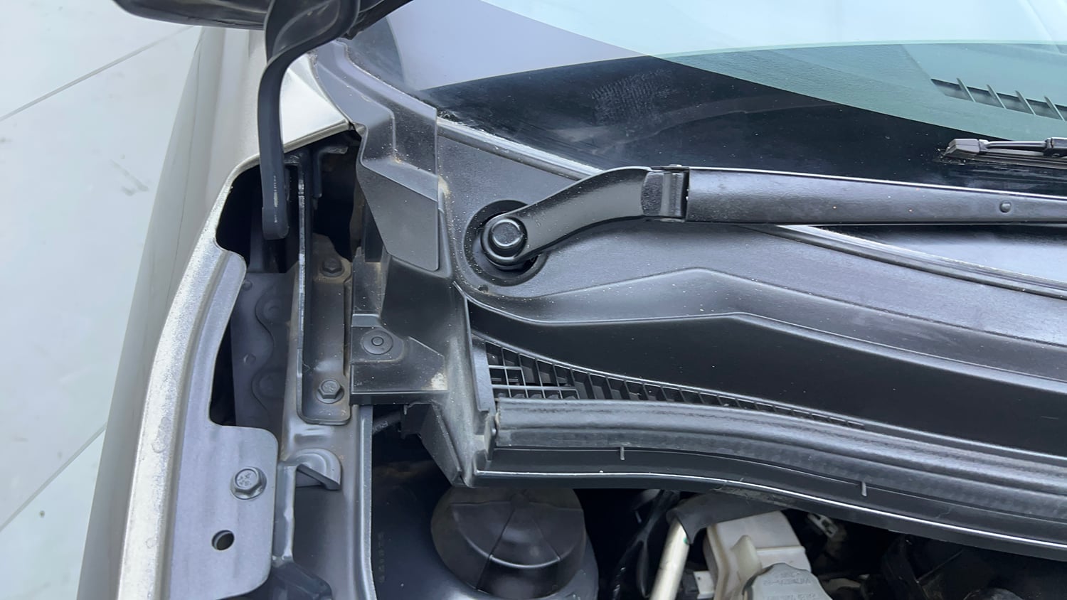 Used 2019 Maruti Suzuki Wagon R ZXi 1.2 Petrol Manual engine ENGINE RIGHT SIDE HINGE & APRON VIEW