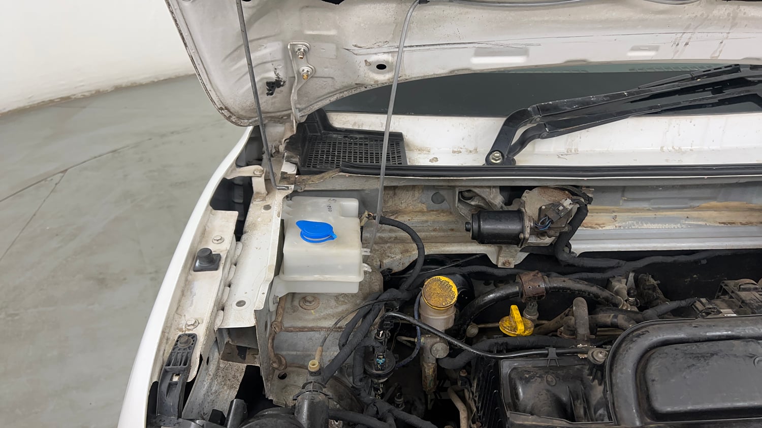 Used 2017 Renault Kwid 1.0 RXT AMT Petrol Automatic engine ENGINE RIGHT SIDE HINGE & APRON VIEW