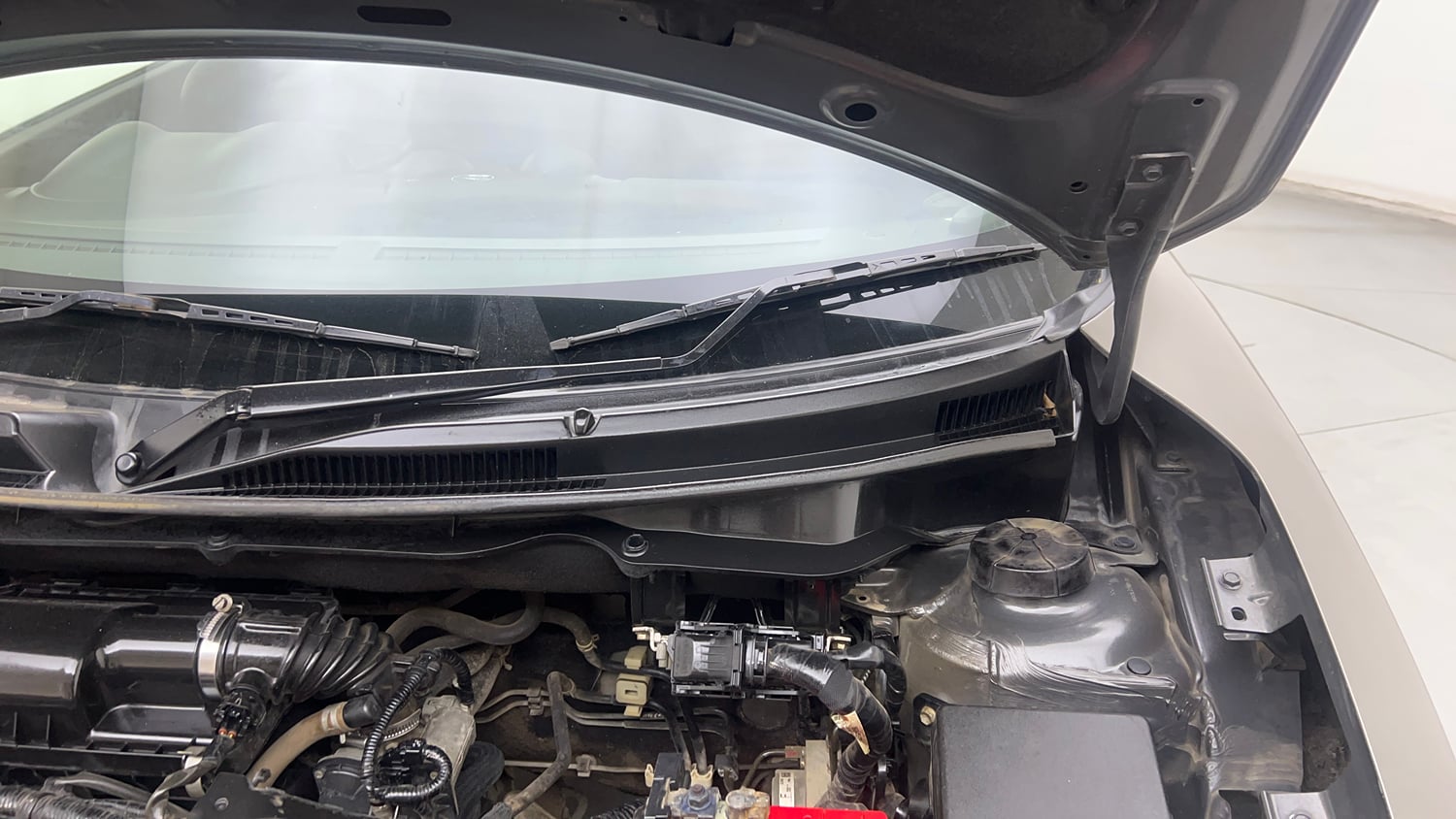 Used 2018 Maruti Suzuki Swift VXi Petrol Manual engine ENGINE LEFT SIDE HINGE & APRON VIEW