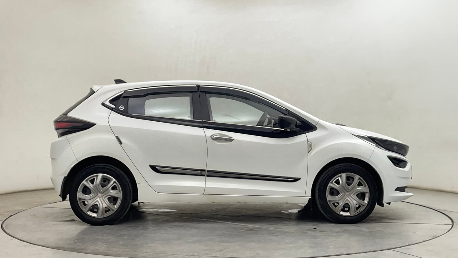 Used 2024 Tata Altroz XM Plus (S) Petrol Manual exterior RIGHT SIDE VIEW