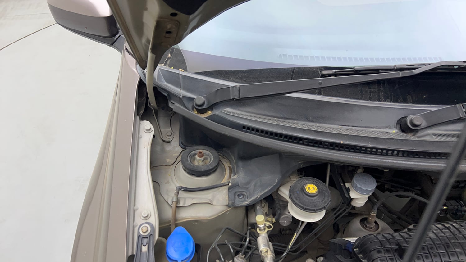 Used 2013 Honda Amaze 1.2 S i-VTEC Petrol Manual engine ENGINE RIGHT SIDE HINGE & APRON VIEW