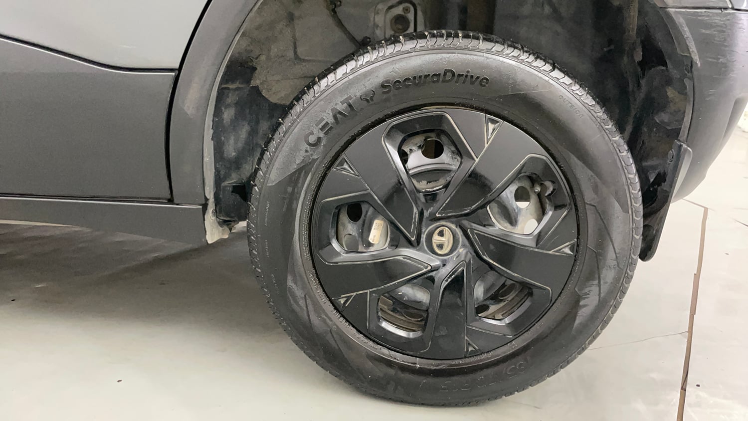 Used 2023 Tata Punch Adventure Rhythm Pack MT Petrol Manual tyres LEFT REAR TYRE RIM VIEW