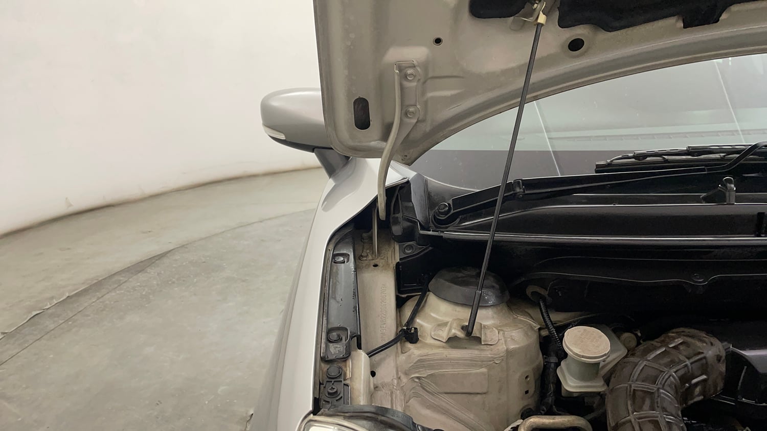 Used 2016 Maruti Suzuki Baleno Alpha 1.2 Petrol Manual engine ENGINE RIGHT SIDE HINGE & APRON VIEW