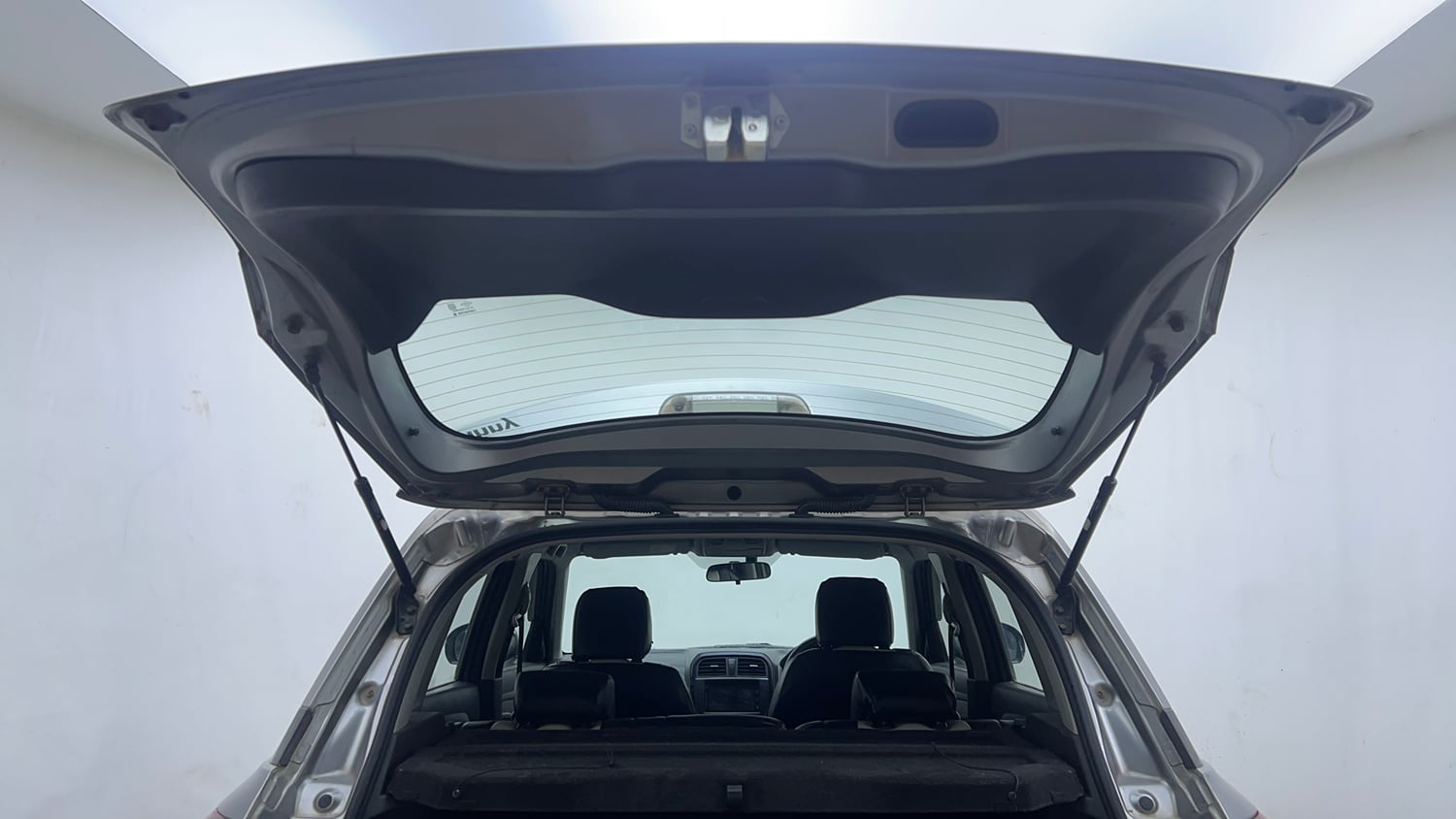 Used 2017 Maruti Suzuki Vitara Brezza [2016-2020] ZDi Plus Diesel Manual interior DICKY DOOR OPEN VIEW