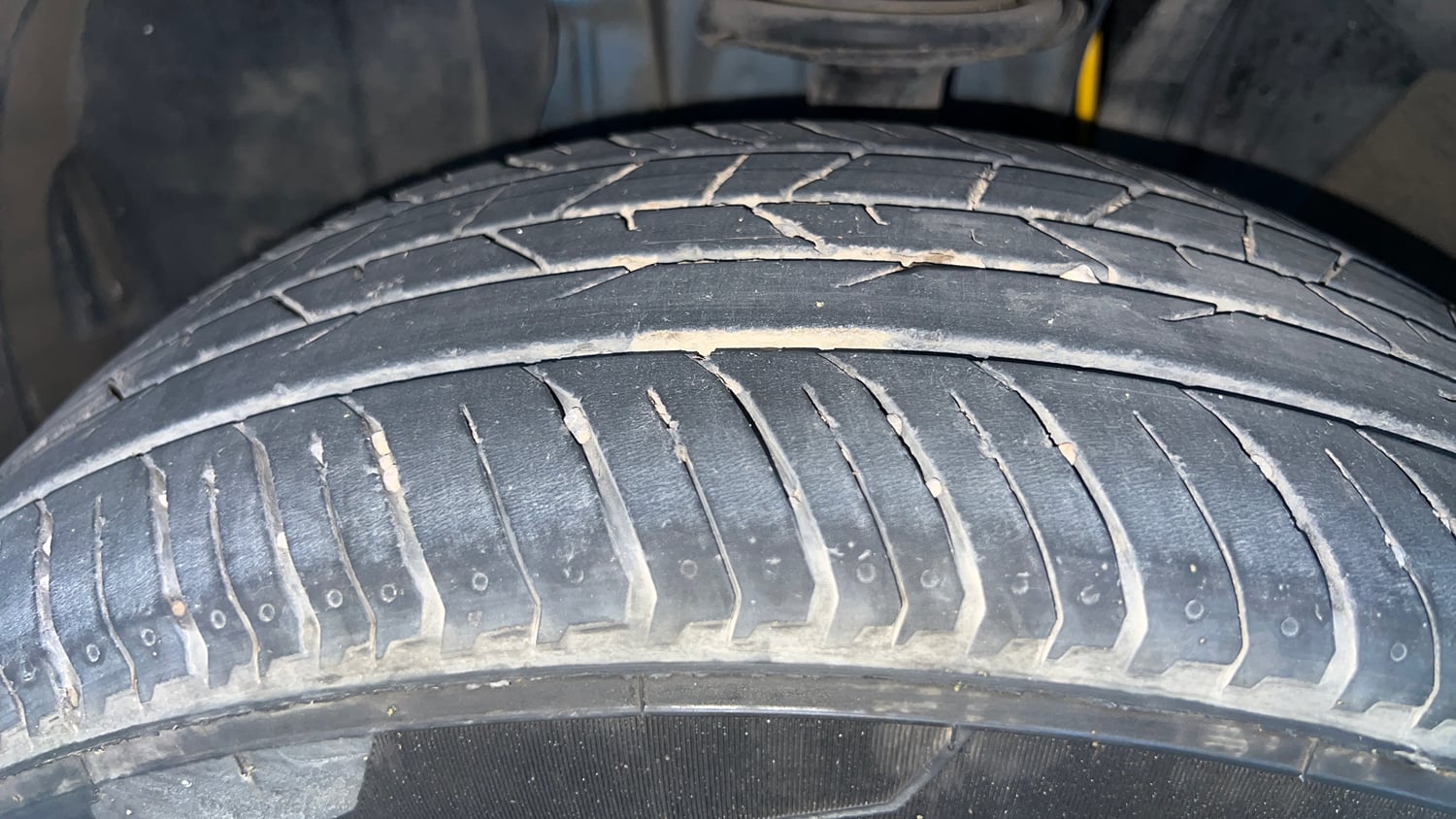 Used 2022 Nissan Magnite XV Petrol Manual tyres LEFT FRONT TYRE TREAD VIEW