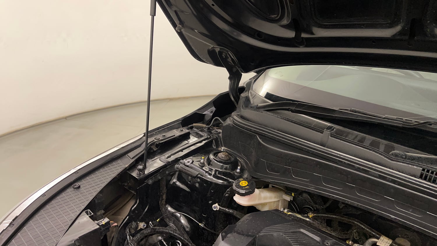 Used 2022 Kia Seltos HTX 1.5 Petrol Manual engine ENGINE RIGHT SIDE HINGE & APRON VIEW