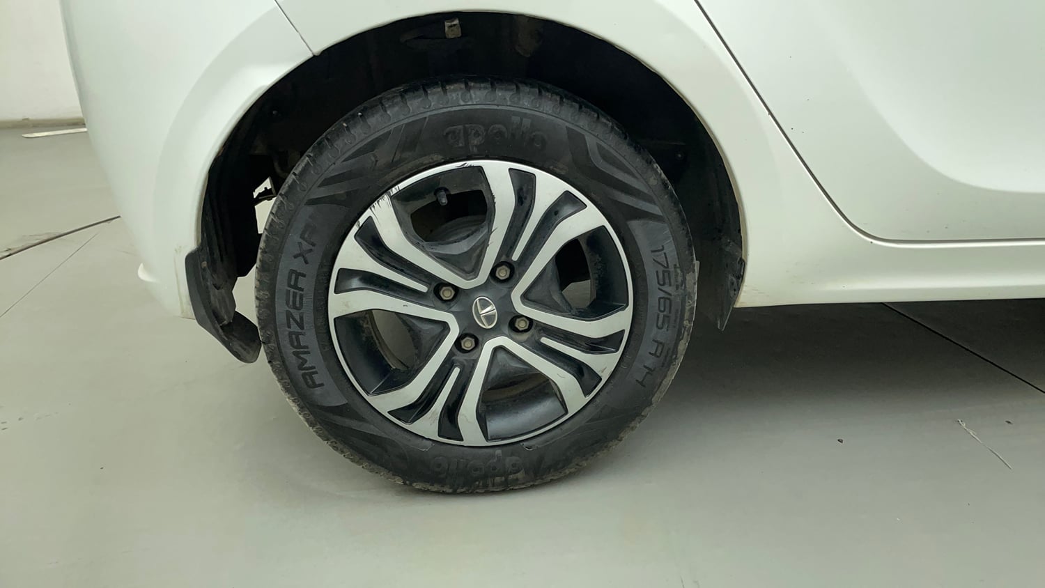 Used 2020 Tata Tiago Revotron XZ Petrol Manual tyres RIGHT REAR TYRE RIM VIEW