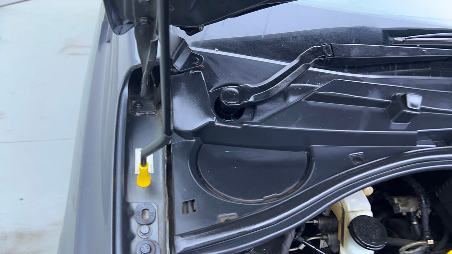 Used 2022 Tata Tiago XT CNG Cng Manual engine ENGINE RIGHT SIDE HINGE & APRON VIEW