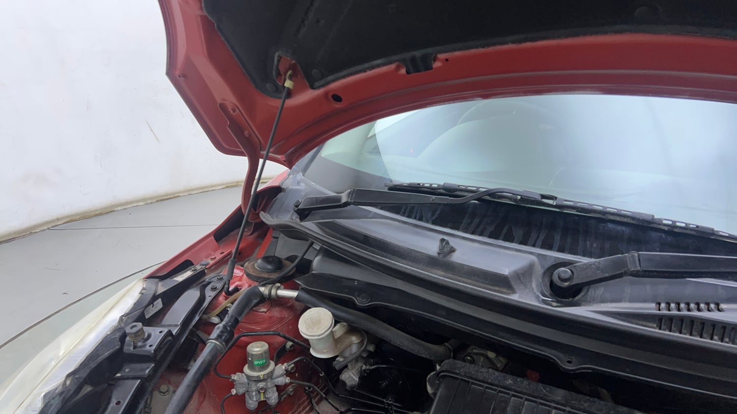 Used 2014 Maruti Suzuki Swift VXi Petrol Manual engine ENGINE RIGHT SIDE HINGE & APRON VIEW