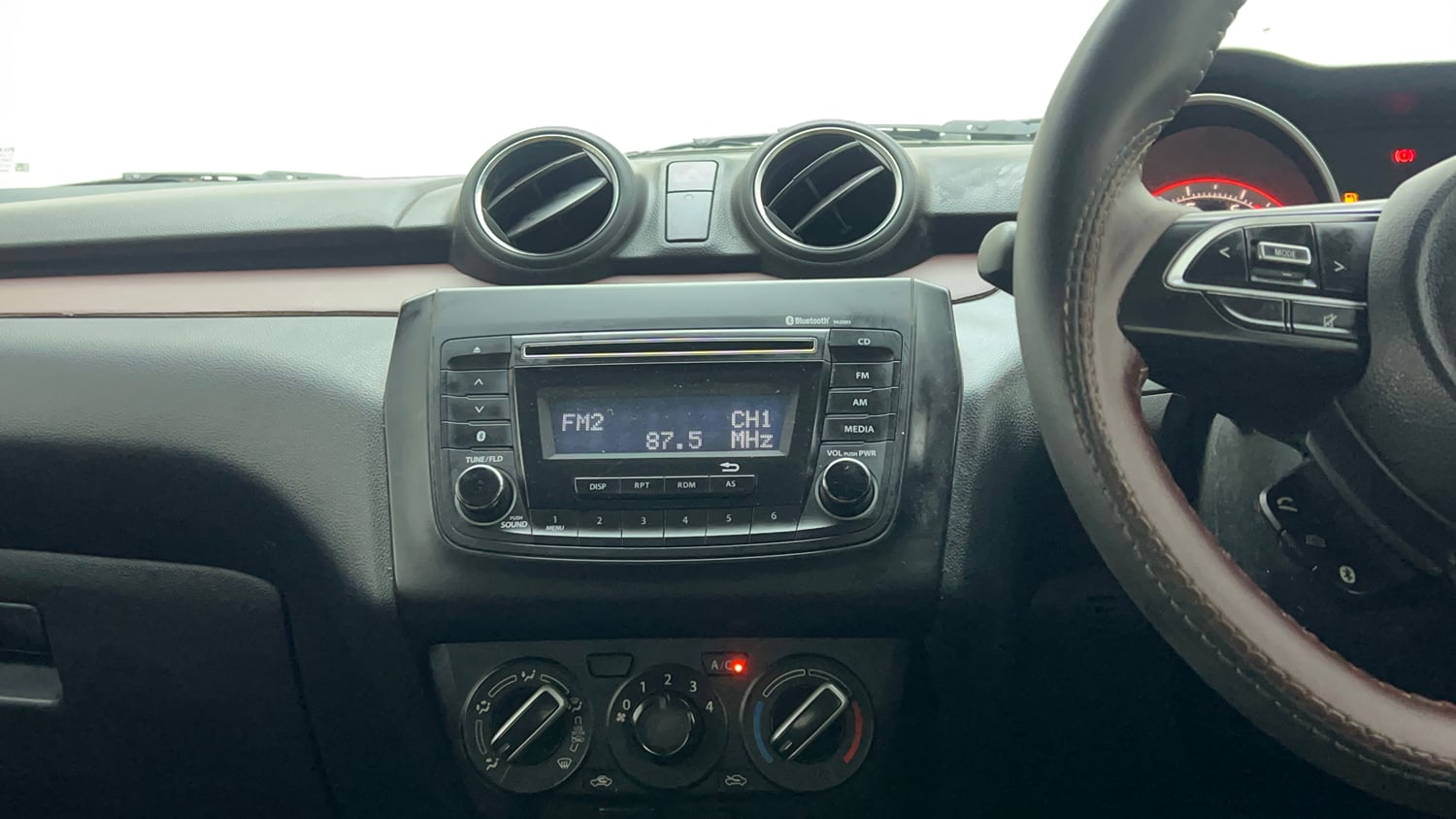 Used 2018 Maruti Suzuki Swift VXI CNG (Outside Fitted) Cng Manual top_features Integrated (in-dash) music system
