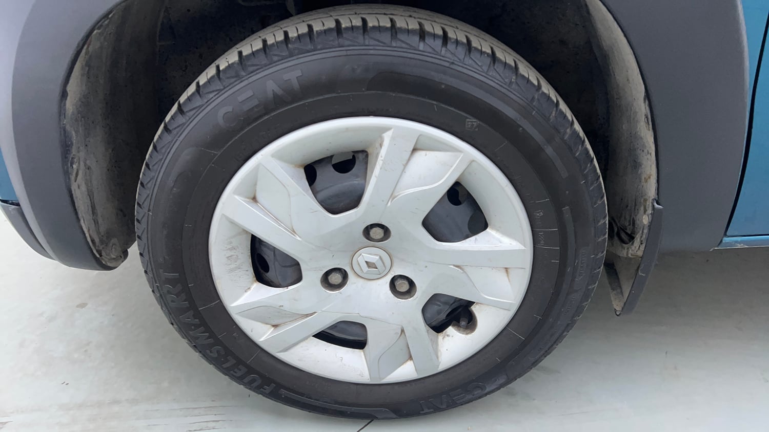 Used 2020 Renault Kwid RXL 1.0 AMT Petrol Automatic tyres LEFT FRONT TYRE RIM VIEW