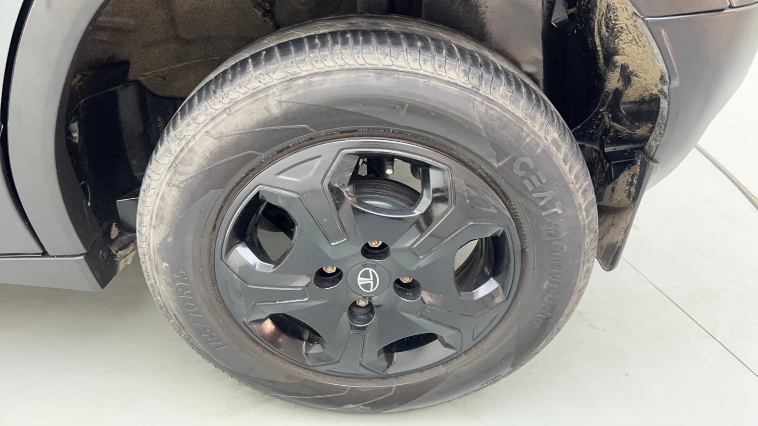 Used 2024 Tata Punch Accomplished MT Petrol Manual tyres LEFT REAR TYRE RIM VIEW