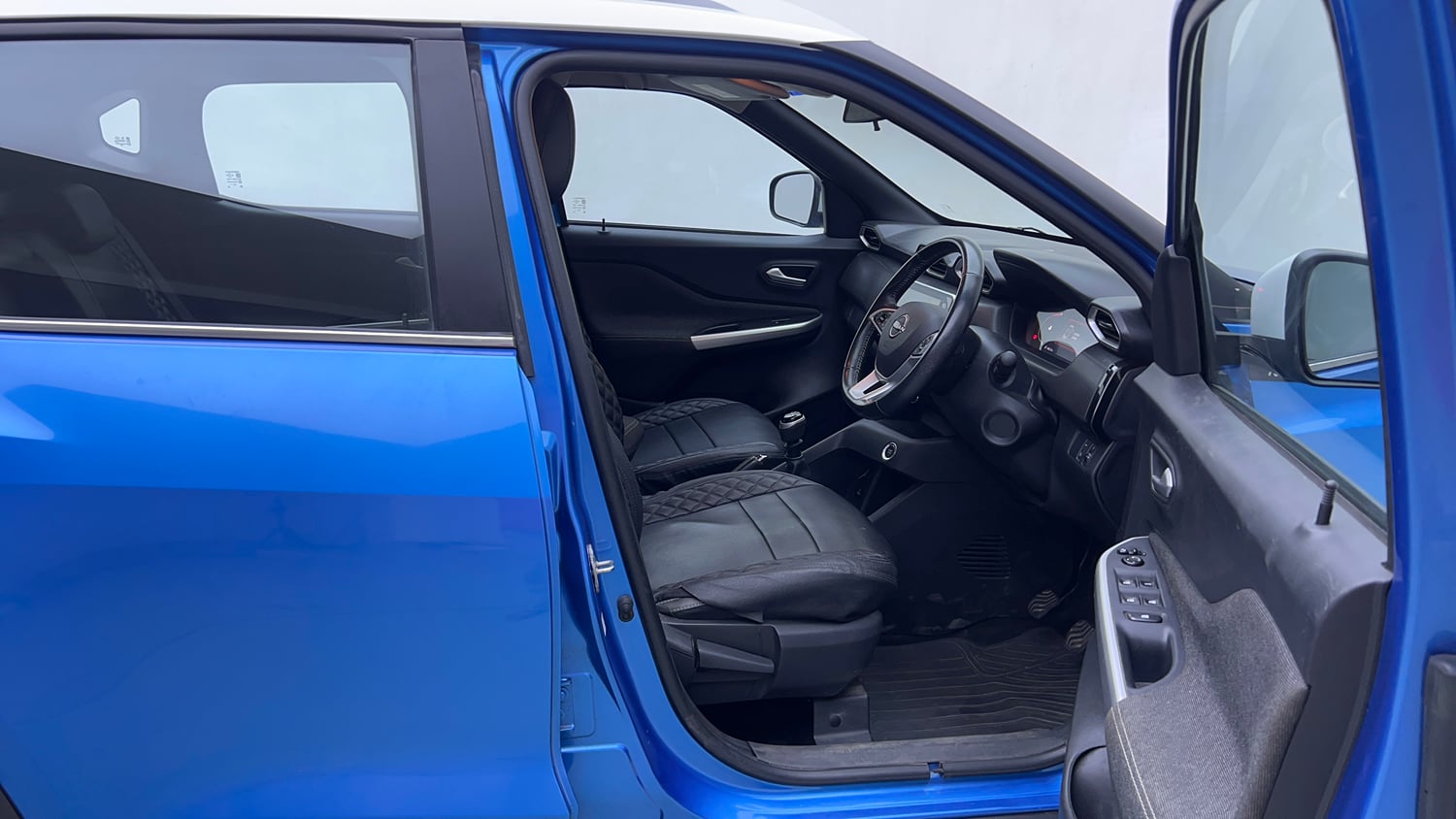 Used 2022 Nissan Magnite XV Petrol Manual interior RIGHT SIDE FRONT DOOR CABIN VIEW