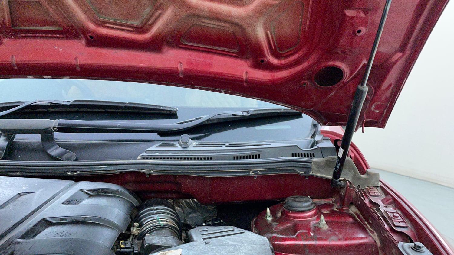 Used 2018 Mahindra XUV500 W11 Diesel Manual engine ENGINE LEFT SIDE HINGE & APRON VIEW