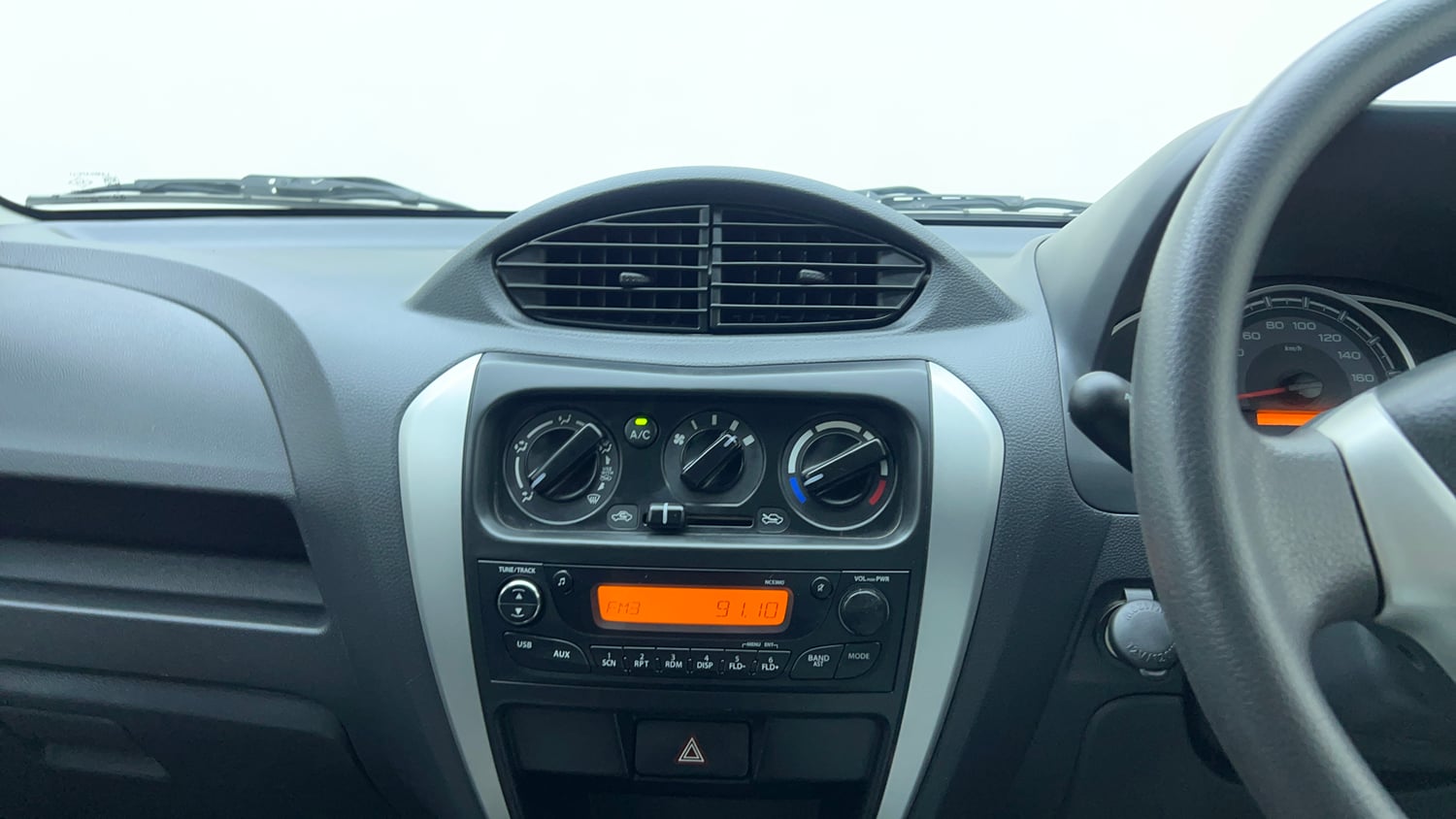 Used 2017 Maruti Suzuki Alto 800 VXi (O) Petrol Manual top_features Integrated (in-dash) music system
