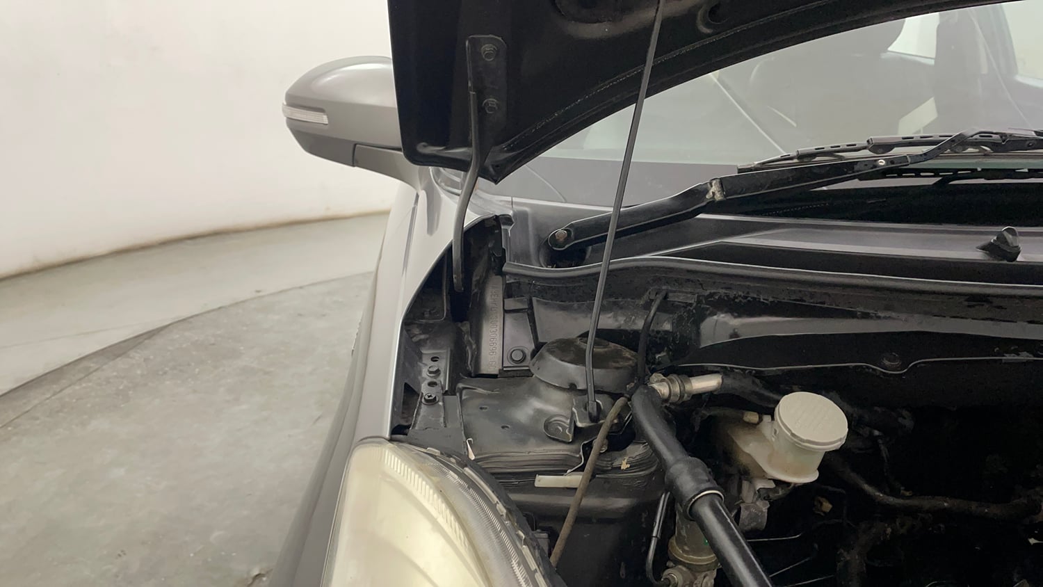 Used 2012 Maruti Suzuki Swift VXi Petrol Manual engine ENGINE RIGHT SIDE HINGE & APRON VIEW