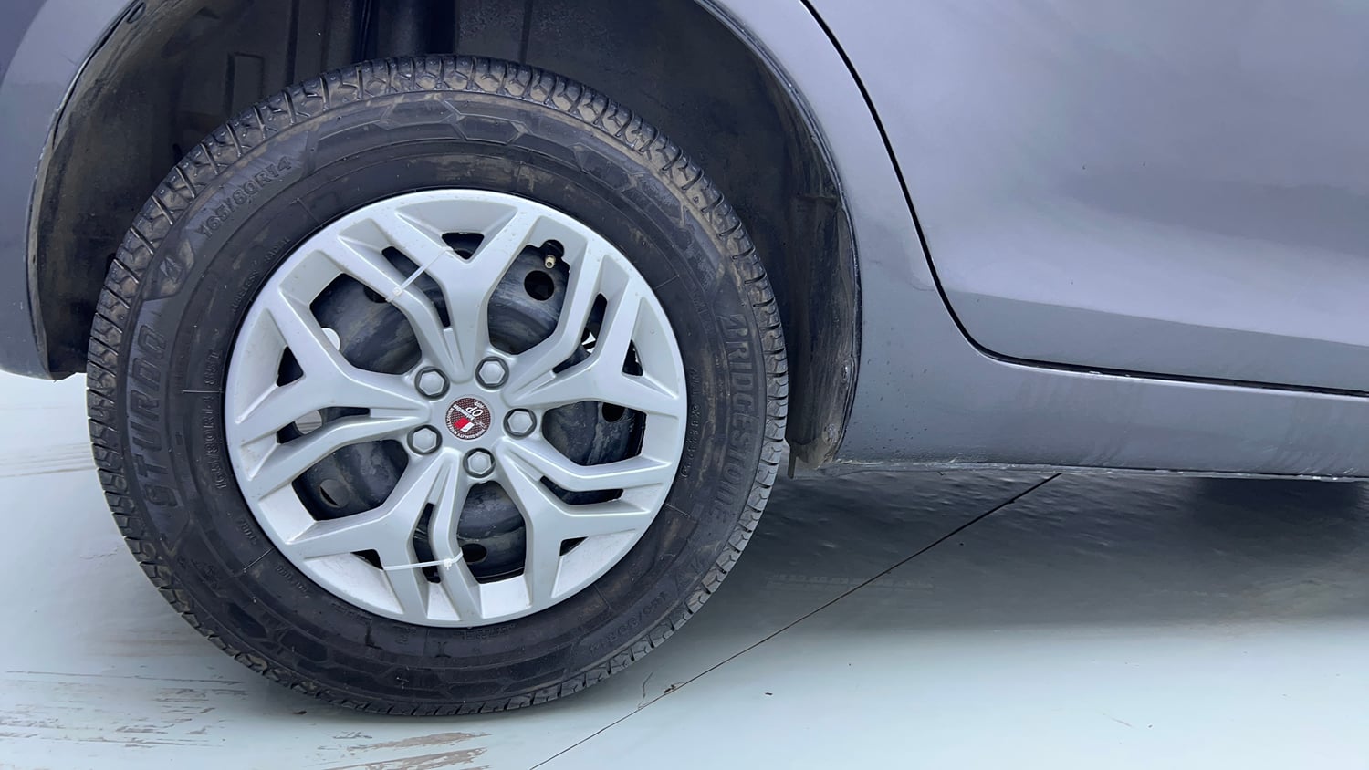 Used 2015 Maruti Suzuki Swift VXi Petrol Manual tyres RIGHT REAR TYRE RIM VIEW