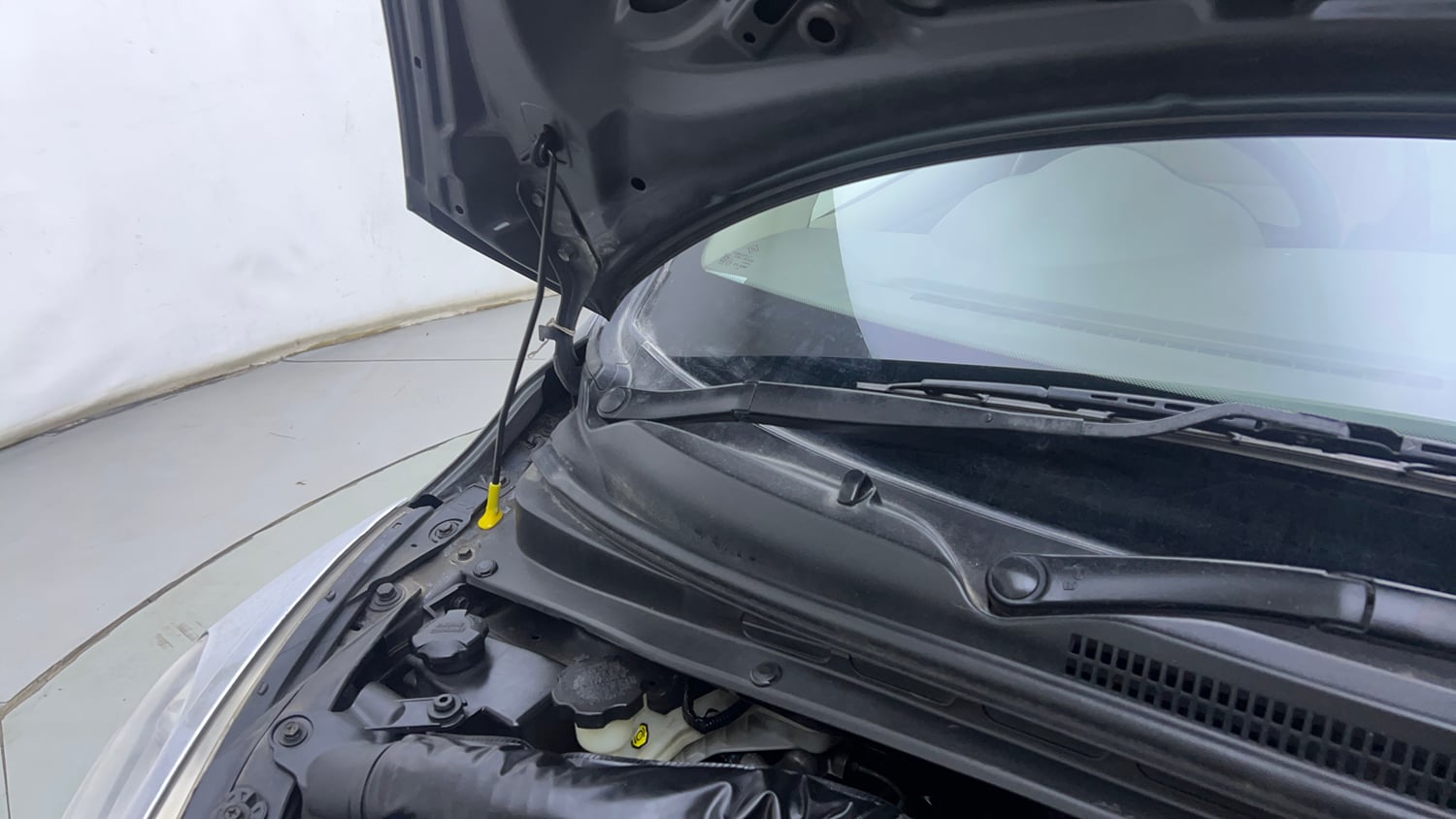 Used 2013 Hyundai i10 Magna 1.2 Kappa2 Petrol Manual engine ENGINE RIGHT SIDE HINGE & APRON VIEW