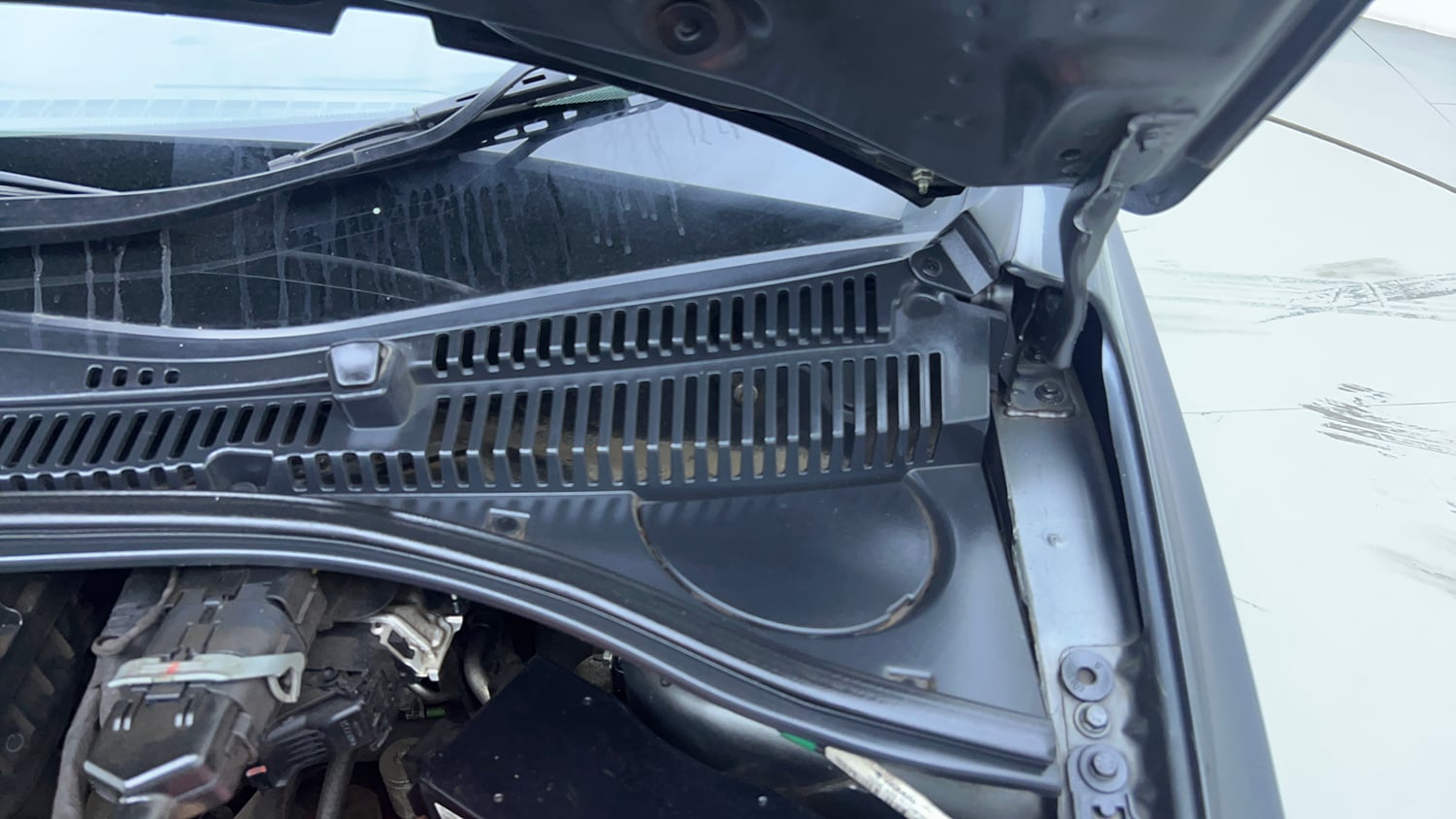 Used 2022 Tata Tiago XT CNG Cng Manual engine ENGINE LEFT SIDE HINGE & APRON VIEW