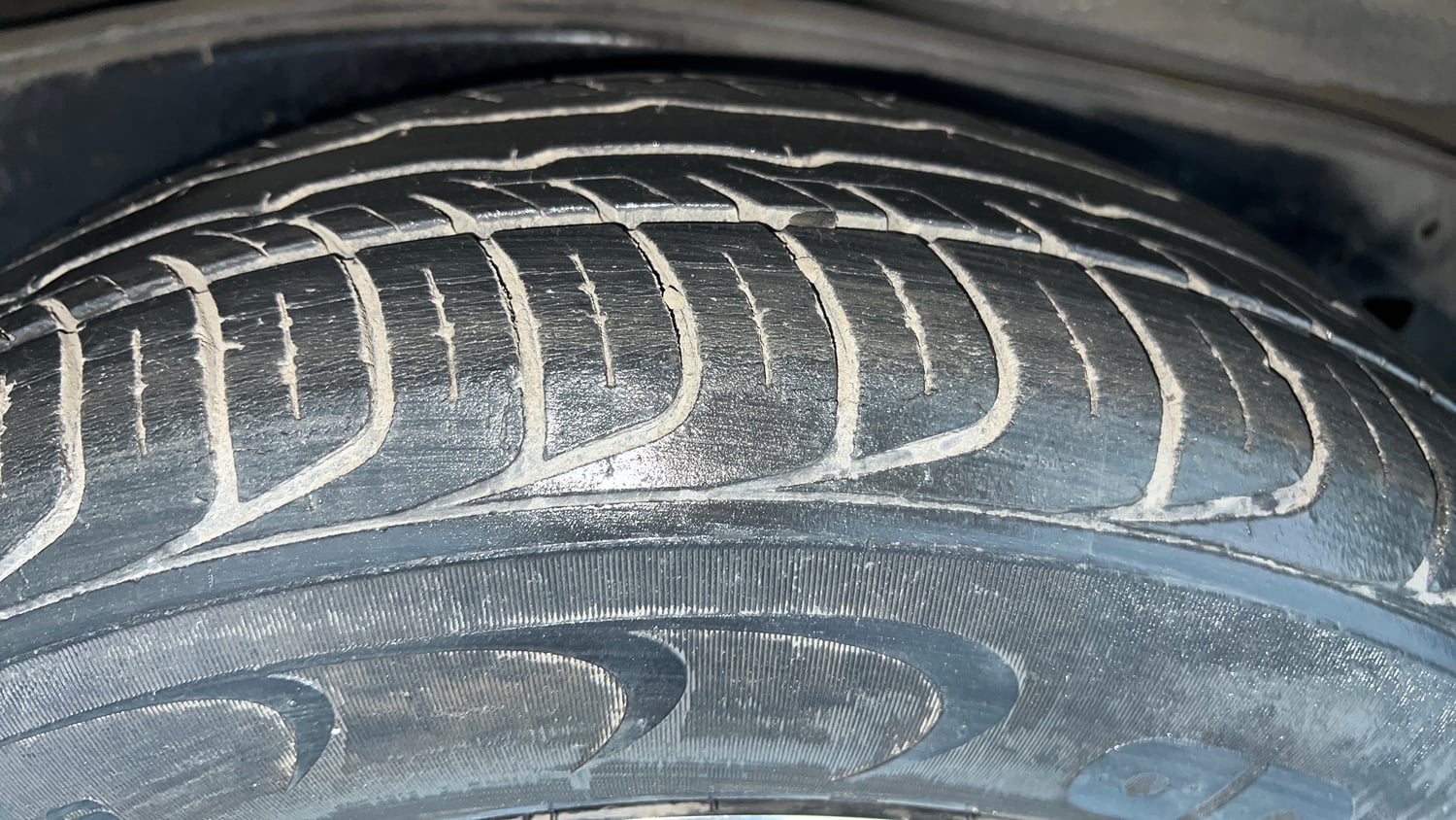Used 2022 Toyota Innova Crysta VX 2.7 7 STR Petrol Manual tyres RIGHT REAR TYRE TREAD VIEW