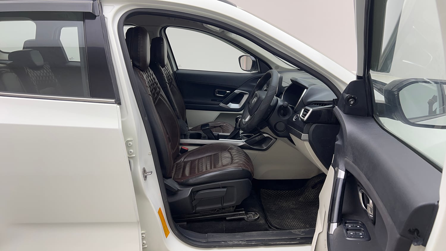 Used 2022 Tata Safari XTA Plus Diesel Automatic interior RIGHT SIDE FRONT DOOR CABIN VIEW