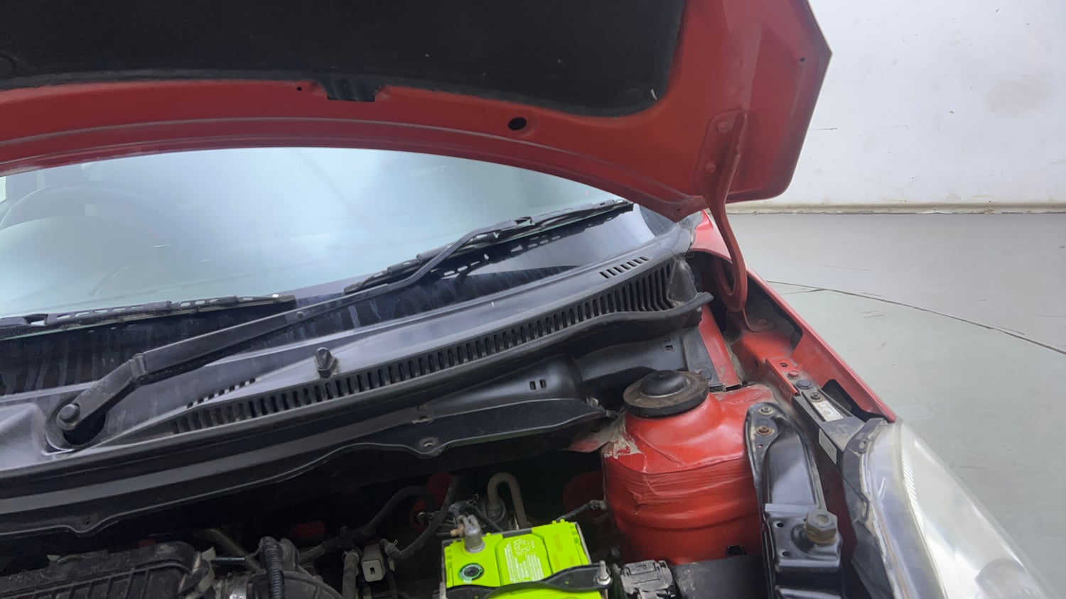 Used 2014 Maruti Suzuki Swift VXi Petrol Manual engine ENGINE LEFT SIDE HINGE & APRON VIEW