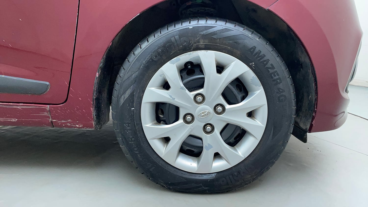 Used 2013 Hyundai Grand i10 Sportz 1.1 CRDi Diesel Manual tyres RIGHT FRONT TYRE RIM VIEW