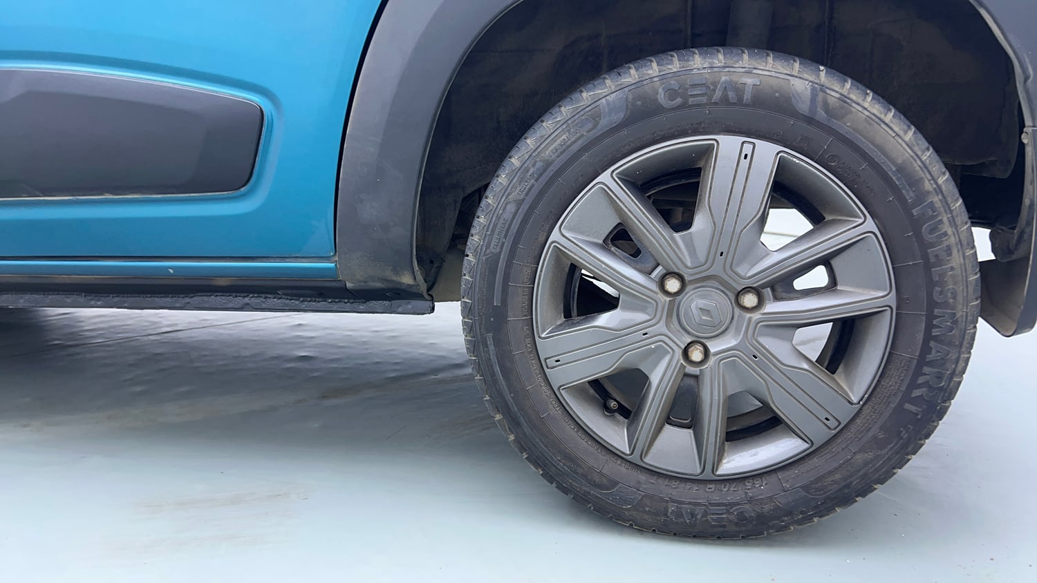 Used 2021 Renault Kwid CLIMBER 1.0 AMT Opt Petrol Automatic tyres LEFT REAR TYRE RIM VIEW