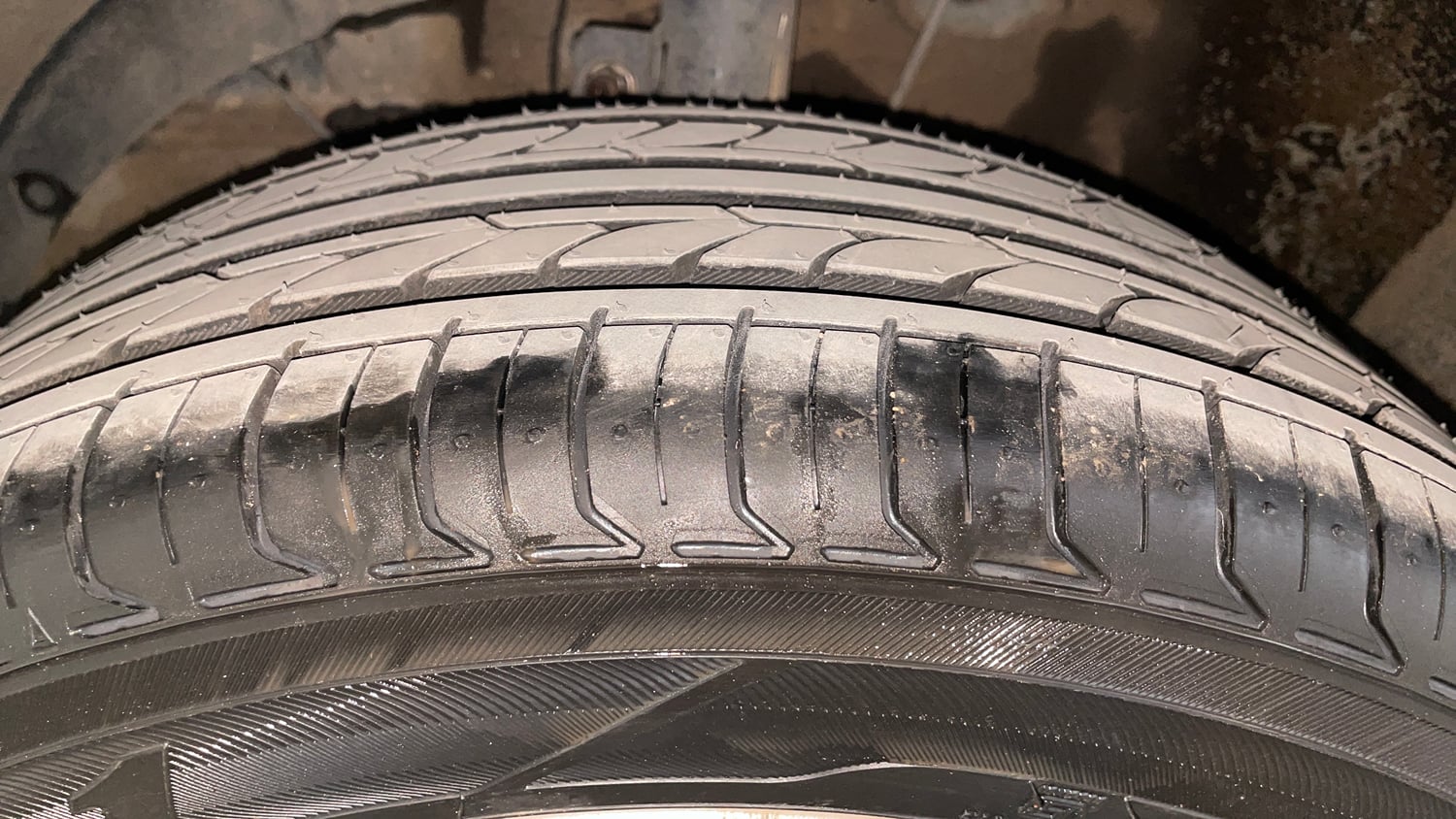 Used 2016 Maruti Suzuki Baleno Alpha 1.2 Petrol Manual tyres LEFT FRONT TYRE TREAD VIEW