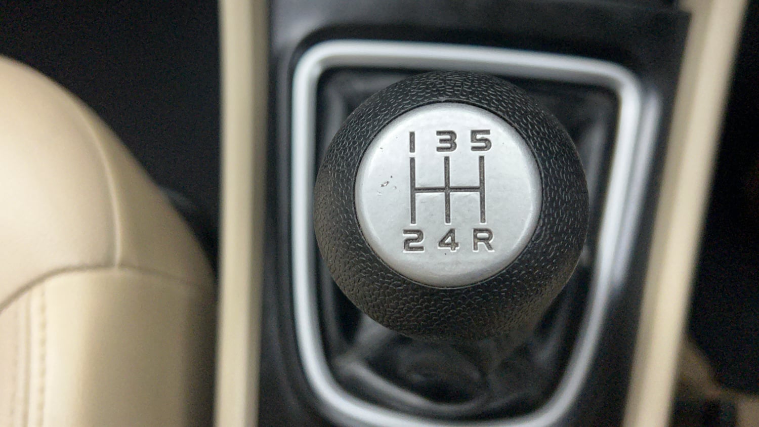 Used 2016 Maruti Suzuki Ciaz ZXi Petrol Manual interior GEAR  KNOB VIEW