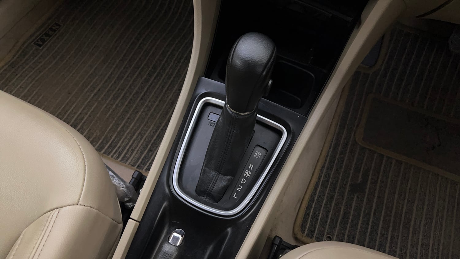 Used 2021 Maruti Suzuki Ciaz Alpha 1.5 AT Petrol Automatic interior GEAR  KNOB VIEW