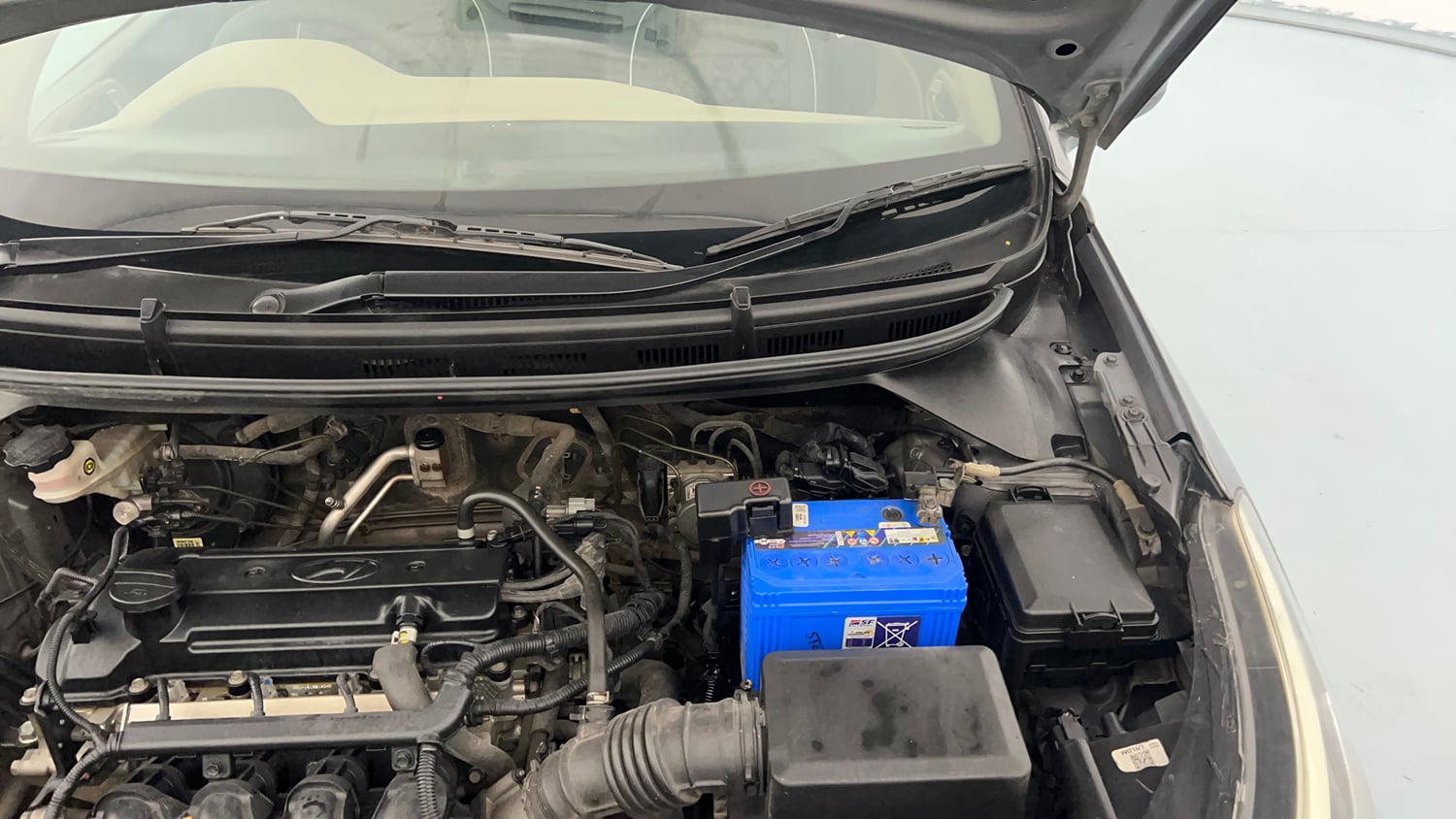 Used 2017 Hyundai Elite i20 Sportz 1.2 Petrol Manual engine ENGINE LEFT SIDE HINGE & APRON VIEW