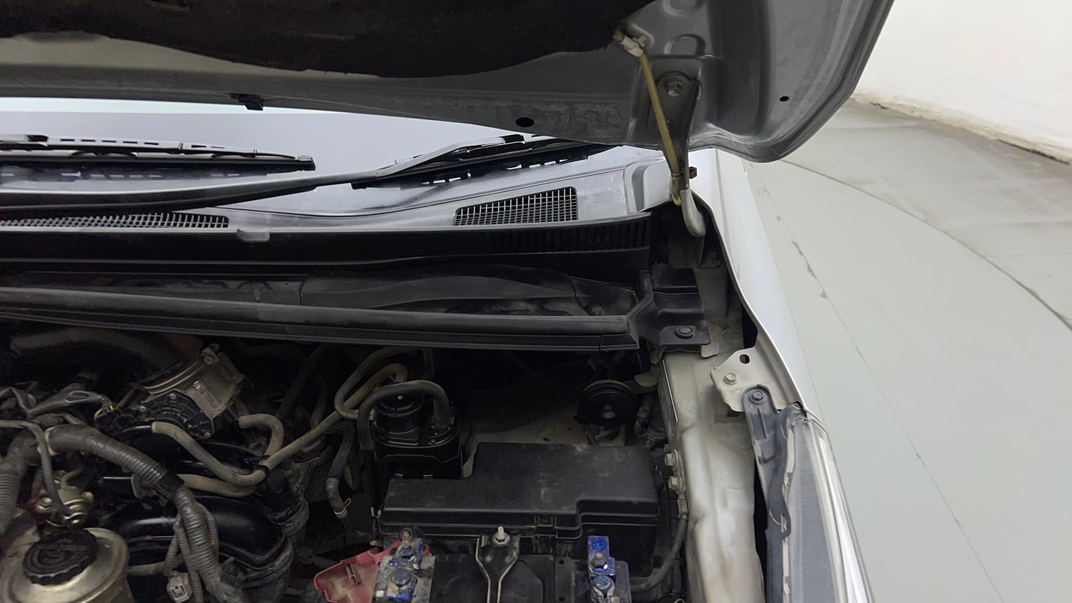Used 2022 Toyota Innova Crysta VX 2.7 7 STR Petrol Manual engine ENGINE LEFT SIDE HINGE & APRON VIEW