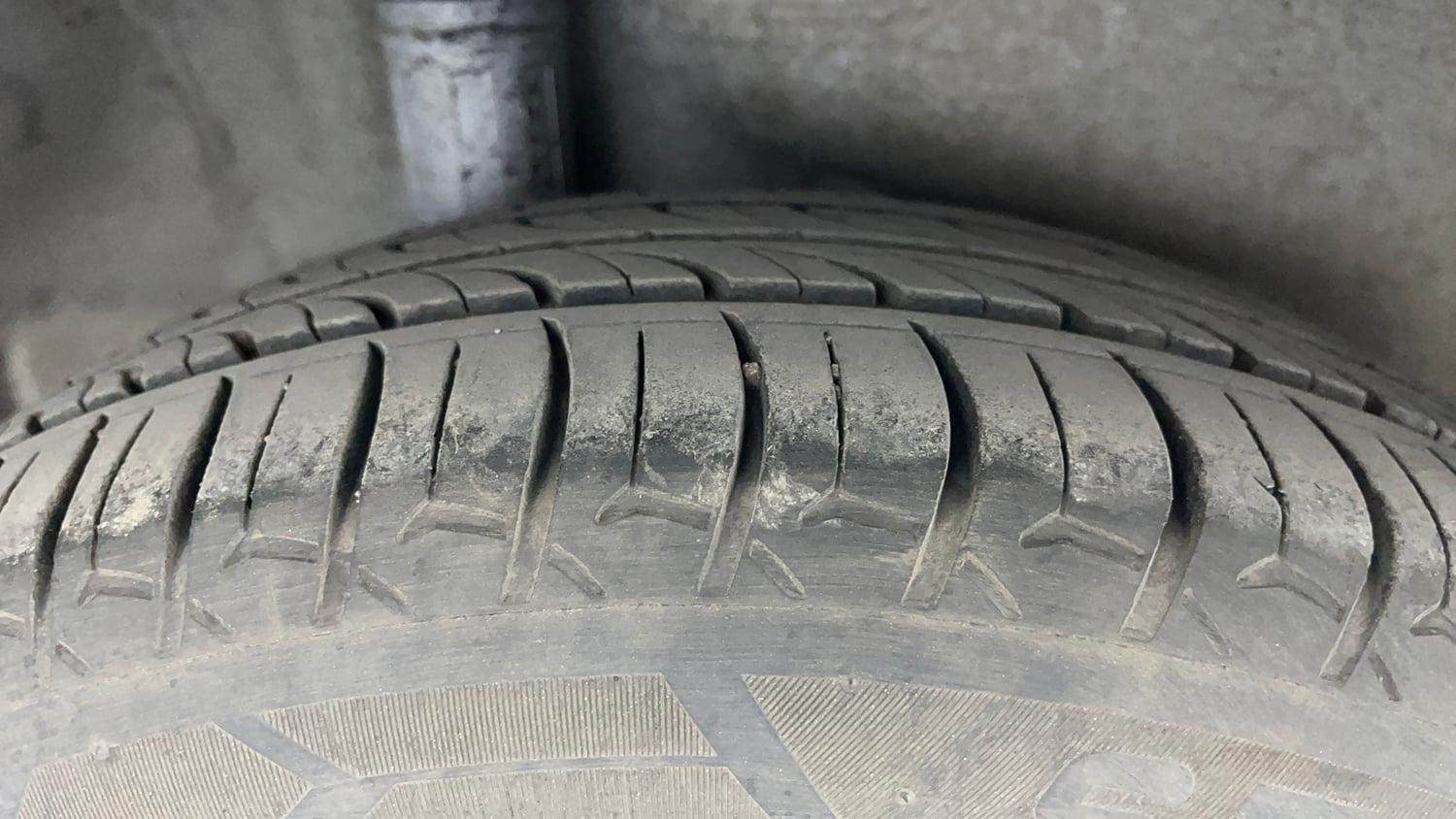 Used 2015 Honda City VX CVT Petrol Automatic tyres RIGHT REAR TYRE TREAD VIEW