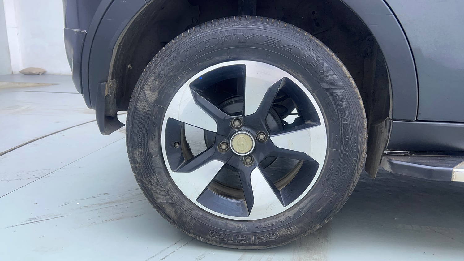 Used 2018 Tata Nexon XZA Plus Diesel Diesel Automatic tyres RIGHT REAR TYRE RIM VIEW