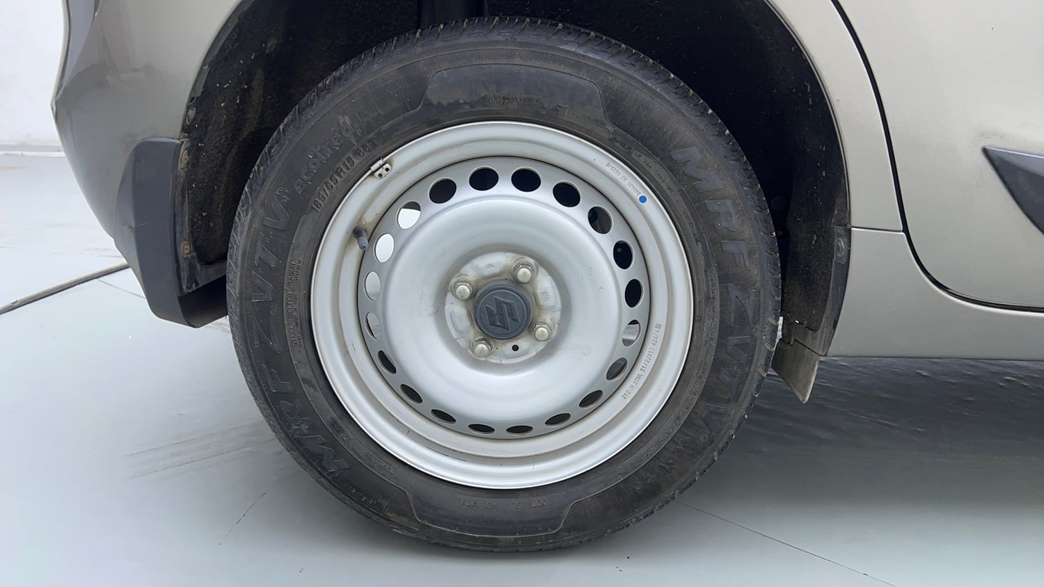 Used 2021 Maruti Suzuki Baleno Sigma Petrol Manual tyres RIGHT REAR TYRE RIM VIEW