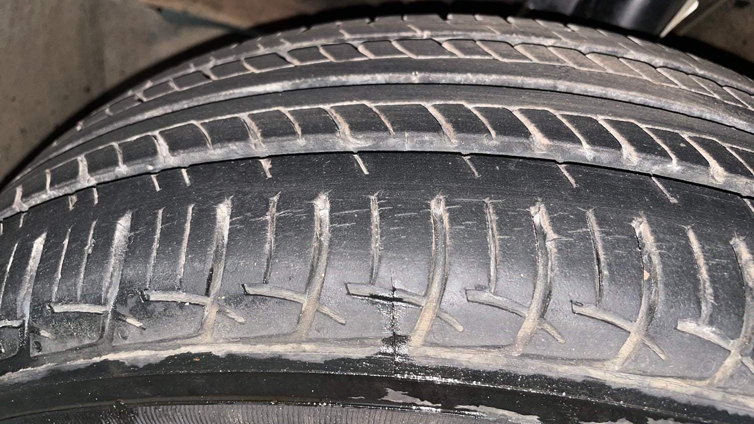 Used 2018 Maruti Suzuki Baleno Delta 1.2 Petrol Manual tyres LEFT FRONT TYRE TREAD VIEW