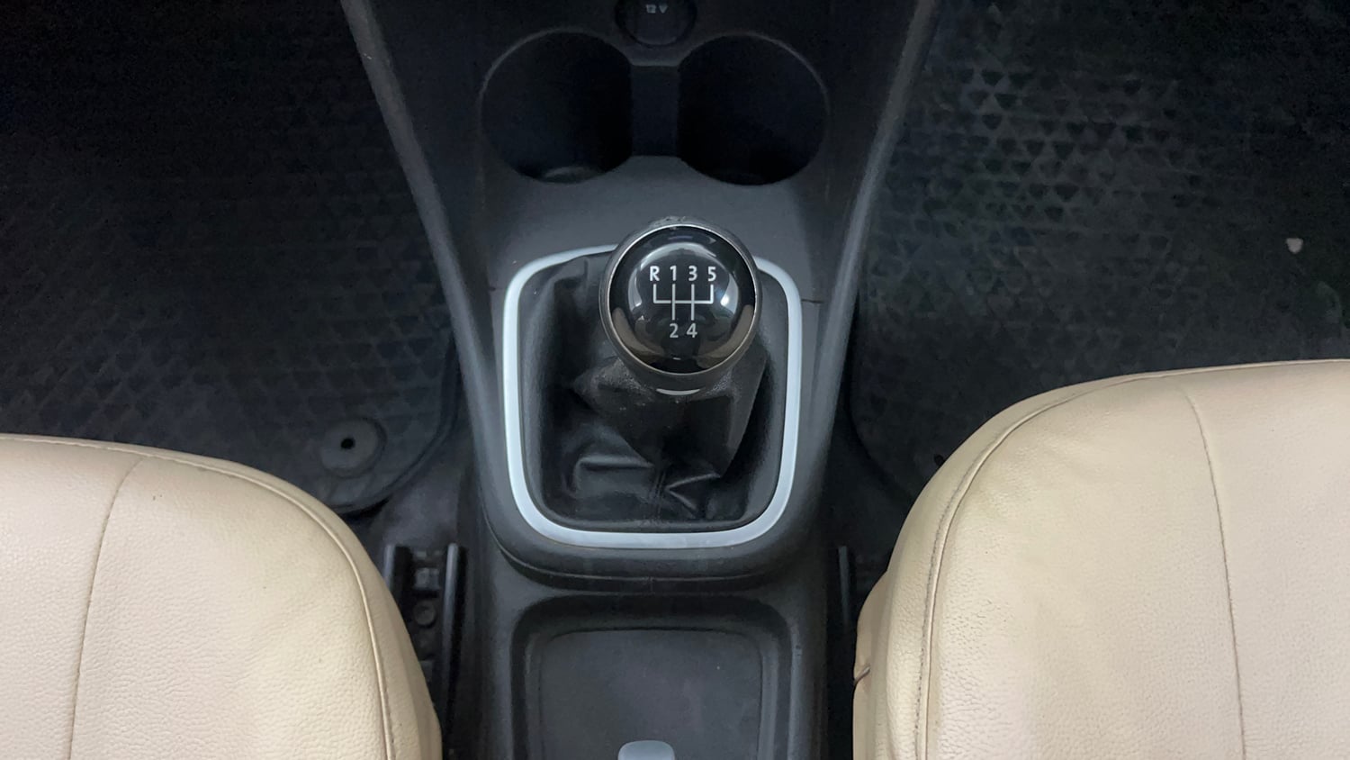 Used 2016 Volkswagen Polo Highline1.2L (P) Petrol Manual interior GEAR  KNOB VIEW