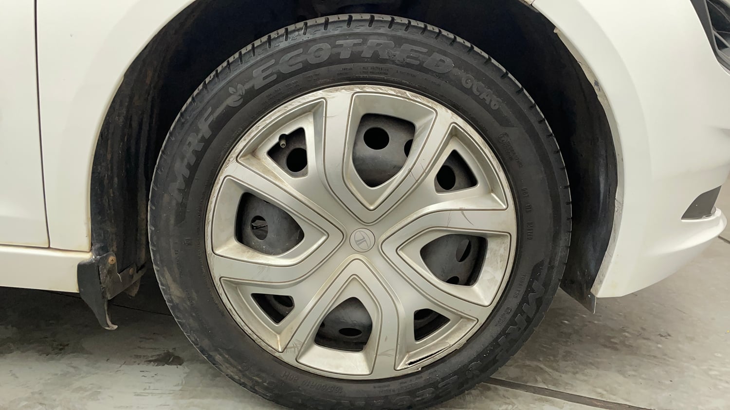 Used 2024 Tata Altroz XM Plus (S) Petrol Manual tyres RIGHT FRONT TYRE RIM VIEW