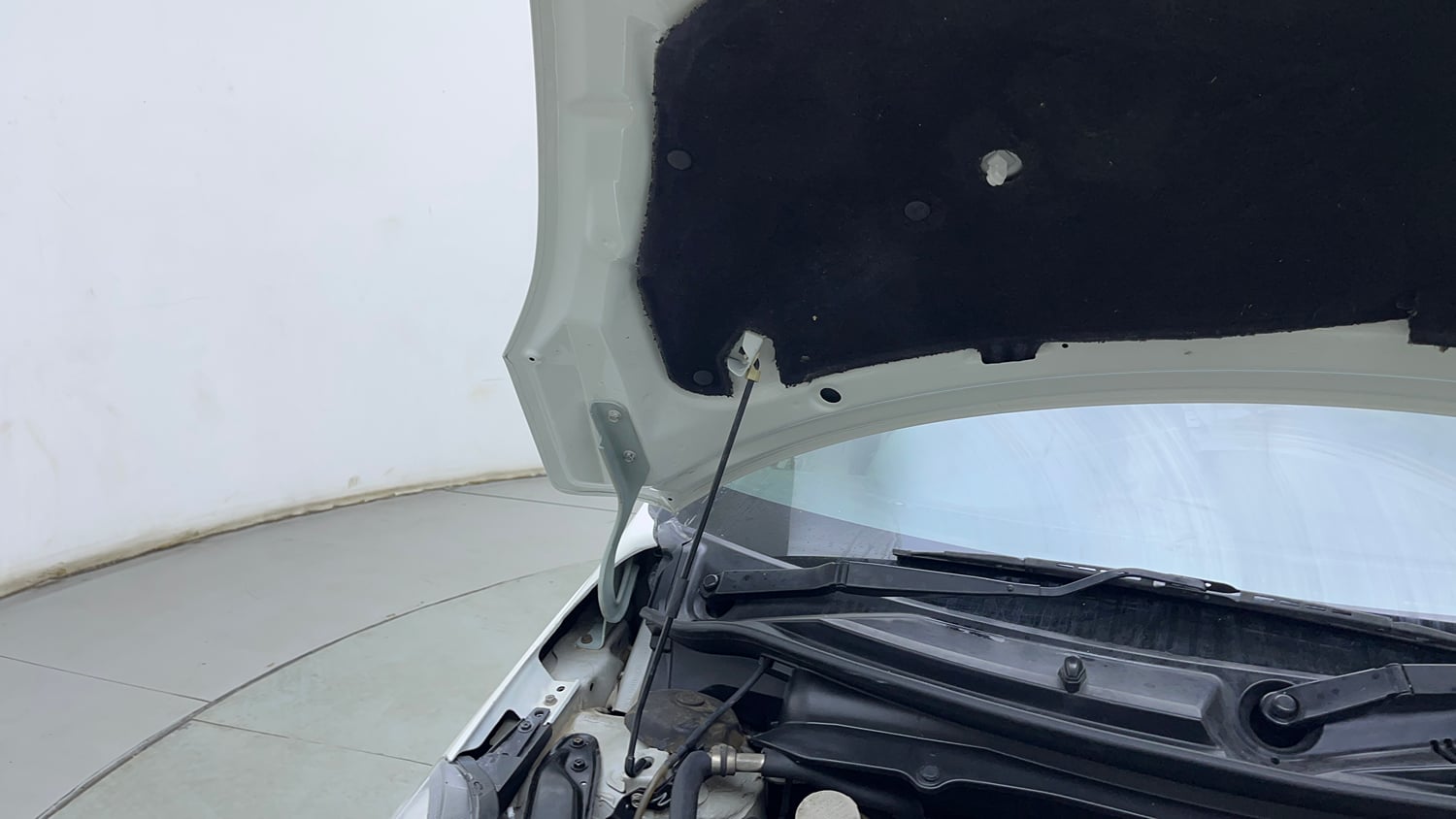 Used 2016 Maruti Suzuki Swift Dzire ZDI Diesel Manual engine ENGINE RIGHT SIDE HINGE & APRON VIEW