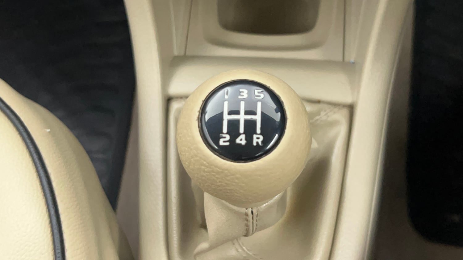 Used 2014 Maruti Suzuki Swift Dzire ZXI Petrol Manual interior GEAR  KNOB VIEW